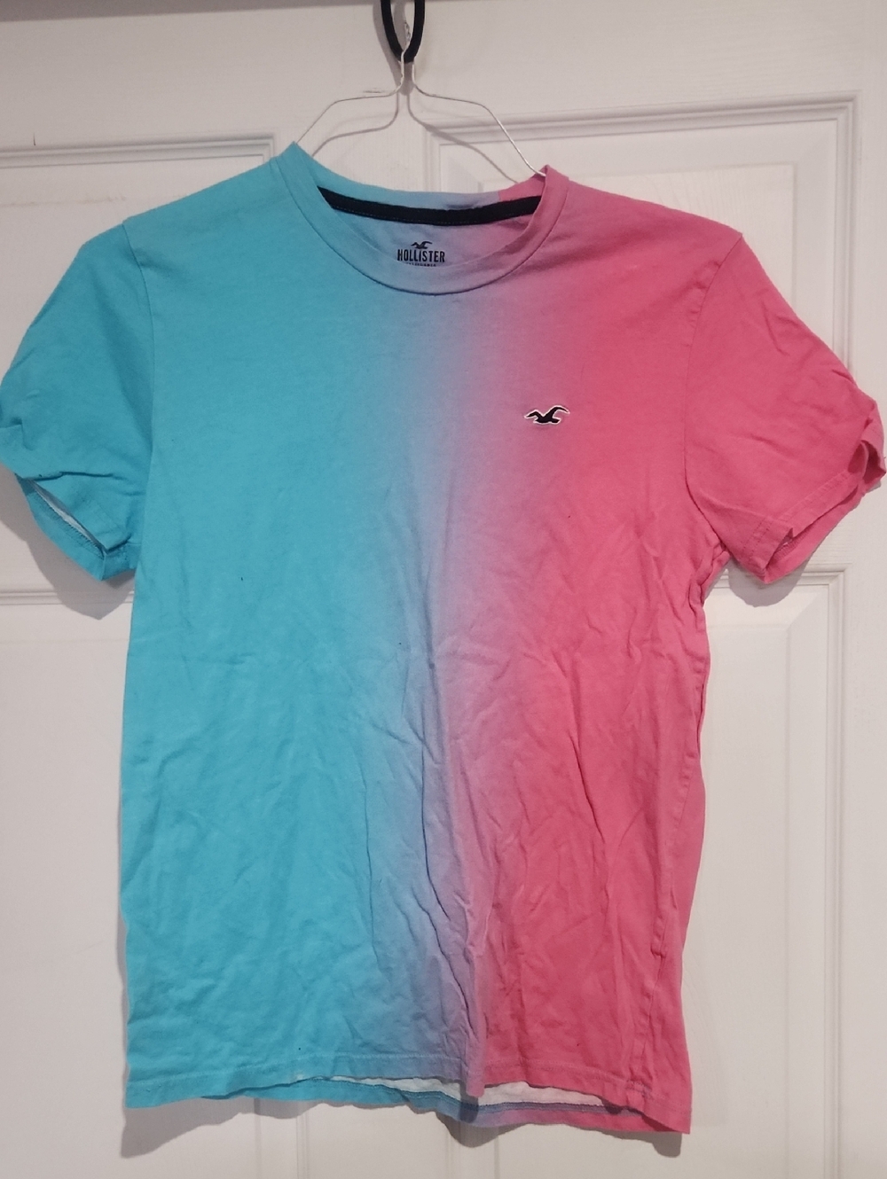 Hollister Men’s Blue and Pink Fade Crew Tee